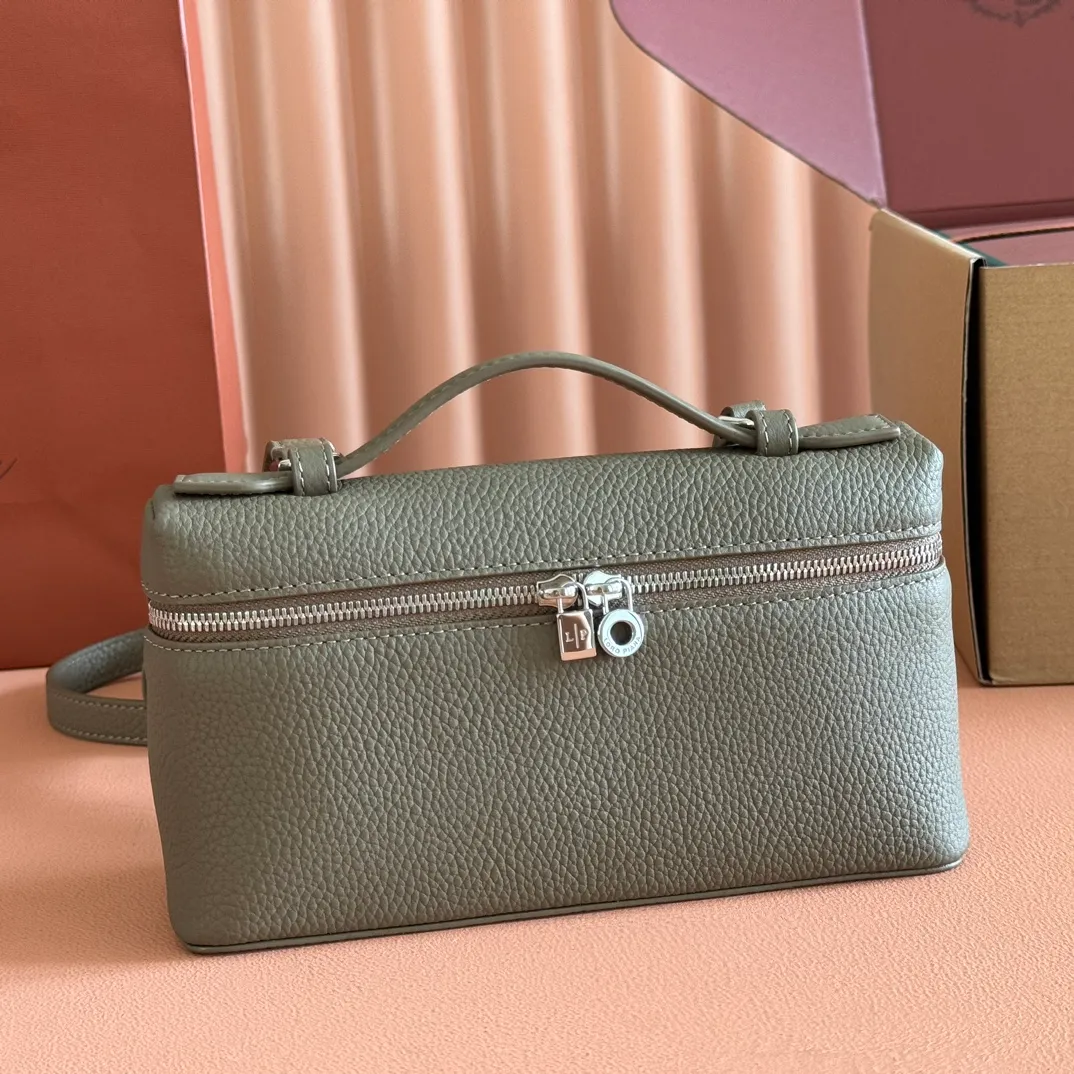 p1160💋💋💋【Original leather configuration counter complete set of packaging】 𝐋𝐨𝐫𝐨 𝐏𝐢𝐚𝐧@ Extra pocket L19 series handbag/crossbody bag, all steel, the most comfortable life is the undefined life, just like loro The material design of pian@ does not require complicated design styles. The simple and soft outline is elegant and durable, like an exquisite cosmetic case, which perfectly balances appearance and functionality. The leather is delicate and feels as soft as butter. The small bag has a large capacity. It is not only portable with a thin shoulder strap, but can also be worn cross-body. Sisters who have a special liking for minimalist style can buy it. It is simple and versatile. The simpler, the more different. Stars and Instagram celebrities are all planting it. There are two sizes of 19 cm and 27 cm. One is exquisite and casual, and the other is elegant and grand. Size: Small: length 19×width 7×height 12cm (